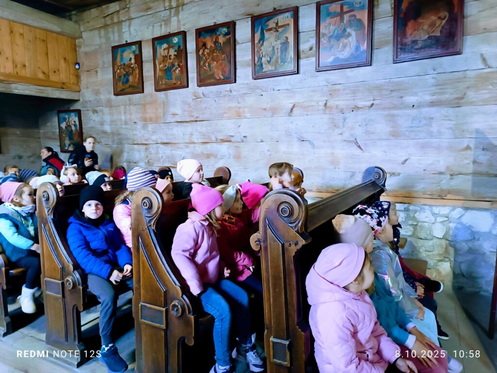 Zwiedzanie zabytkowego Kościółka Św. Leonarda przez grupę Motylki