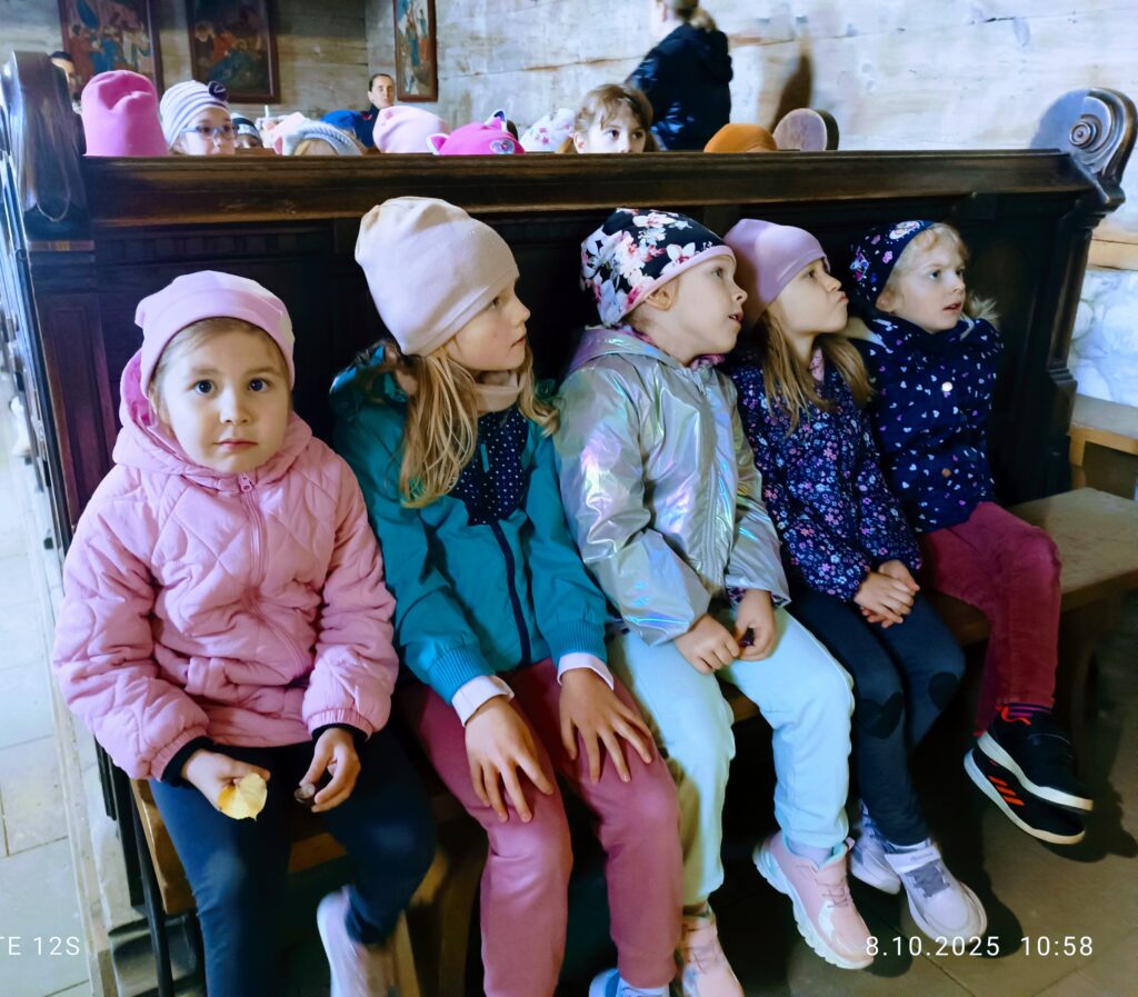 Zwiedzanie zabytkowego Kościółka Św. Leonarda przez grupę Motylki