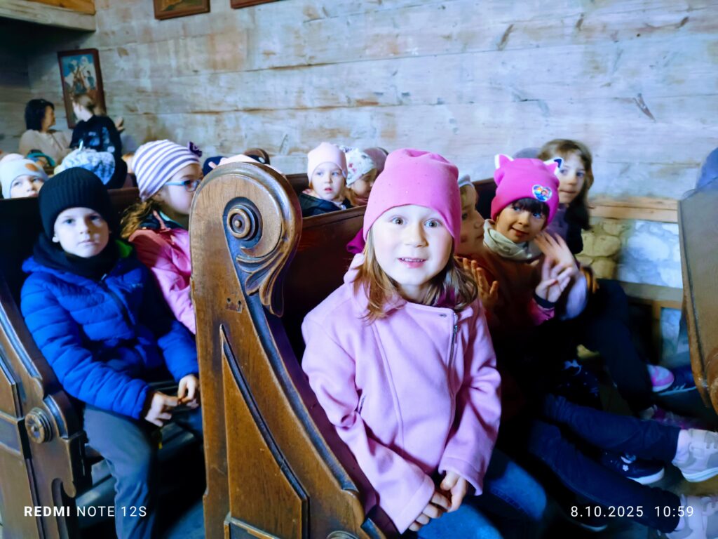 Zwiedzanie zabytkowego Kościółka Św. Leonarda przez grupę Motylki