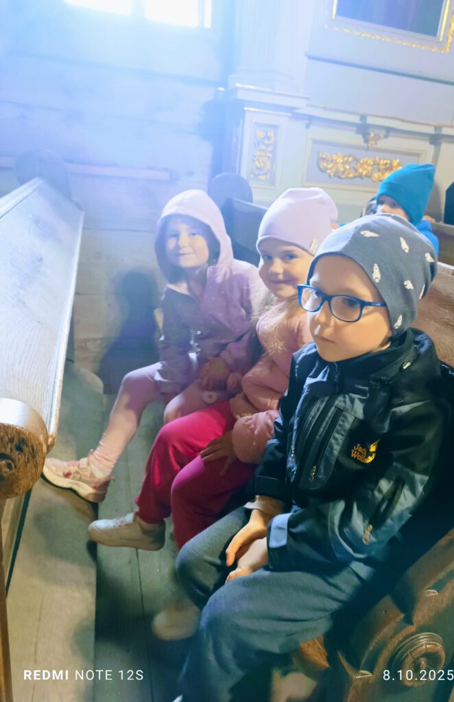 Zwiedzanie zabytkowego Kościółka Św. Leonarda przez grupę Motylki