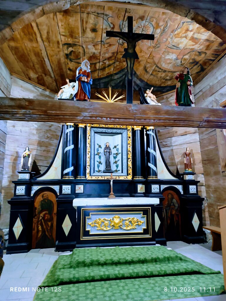 Zwiedzanie zabytkowego Kościółka Św. Leonarda przez grupę Motylki