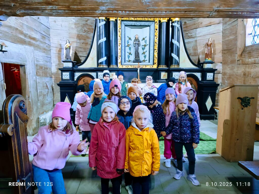 Zwiedzanie zabytkowego Kościółka Św. Leonarda przez grupę Motylki