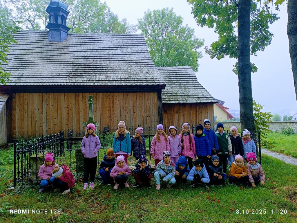 Zwiedzanie zabytkowego Kościółka Św. Leonarda przez grupę Motylki