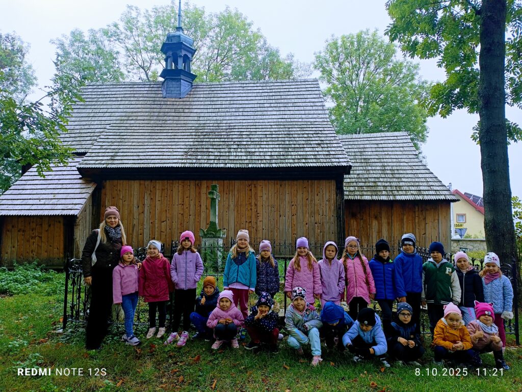 Zwiedzanie zabytkowego Kościółka Św. Leonarda przez grupę Motylki