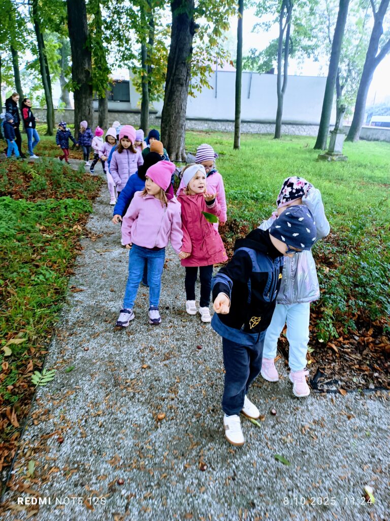 Zwiedzanie zabytkowego Kościółka Św. Leonarda przez grupę Motylki