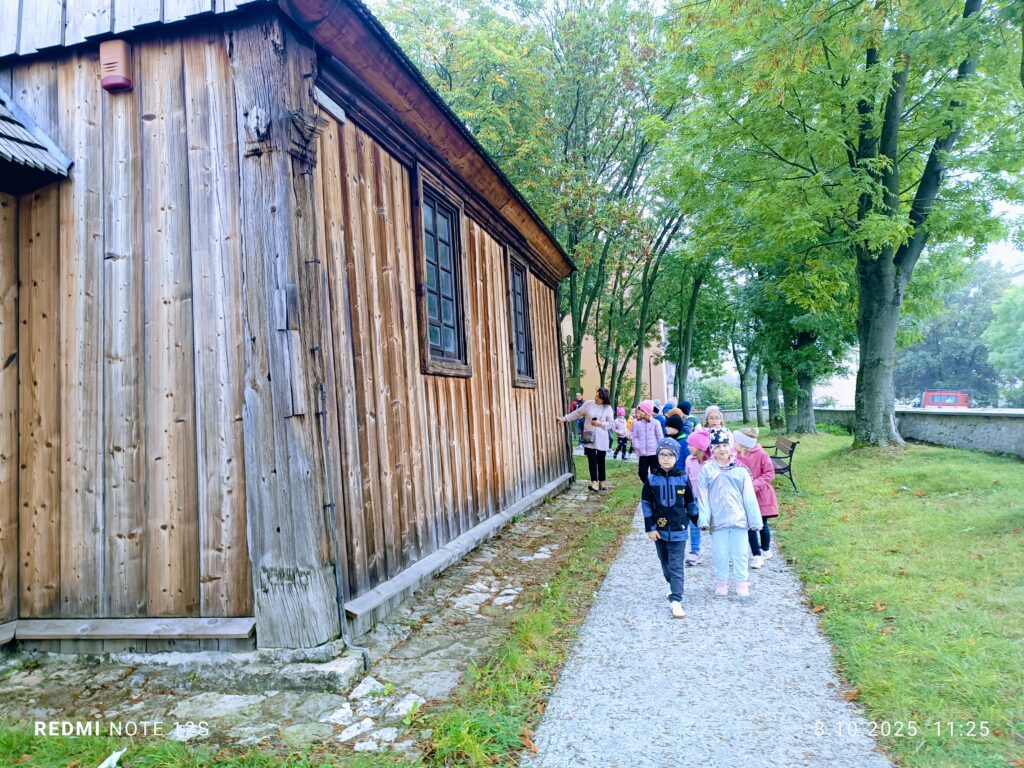 Zwiedzanie zabytkowego Kościółka Św. Leonarda przez grupę Motylki