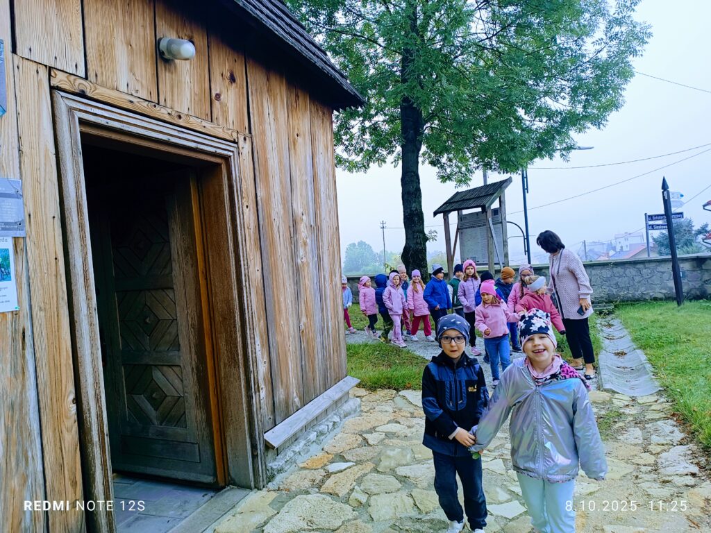 Zwiedzanie zabytkowego Kościółka Św. Leonarda przez grupę Motylki