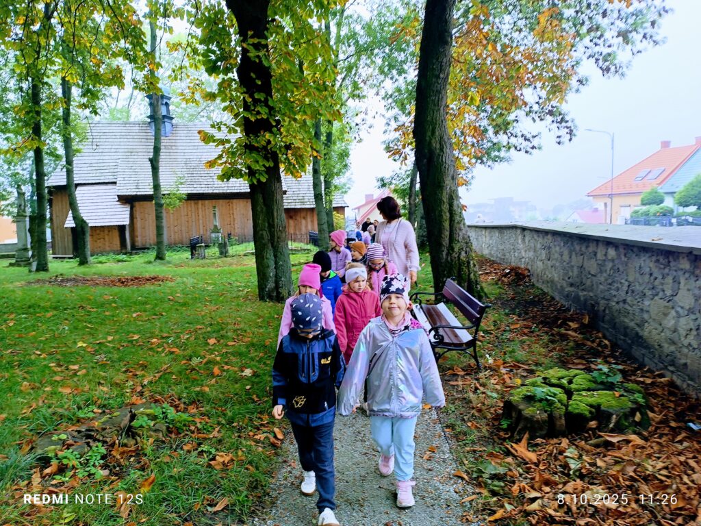 Zwiedzanie zabytkowego Kościółka Św. Leonarda przez grupę Motylki