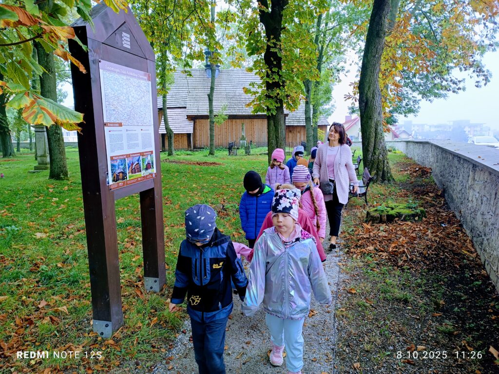 Zwiedzanie zabytkowego Kościółka Św. Leonarda przez grupę Motylki