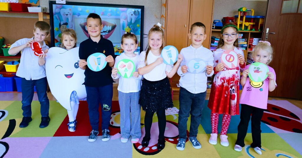 Motylki dbają o zęby, realizując projekt pt. "Przedszkole Promujące Zdrowie".