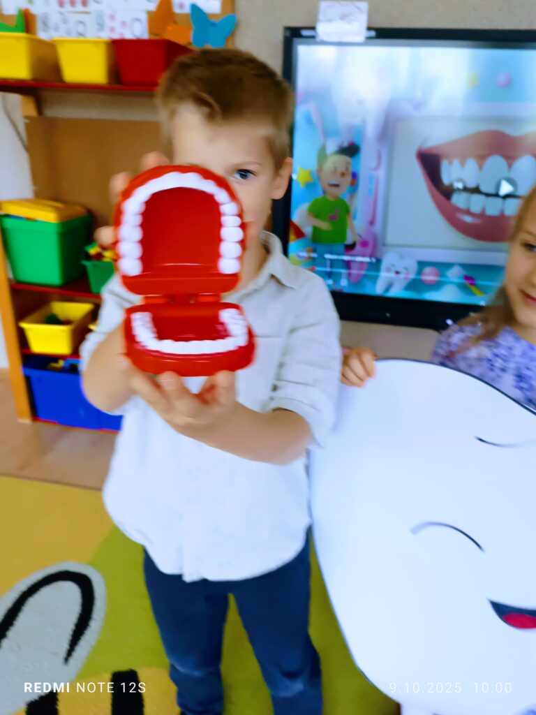 Motylki dbają o zęby, realizując projekt pt. "Przedszkole Promujące Zdrowie".