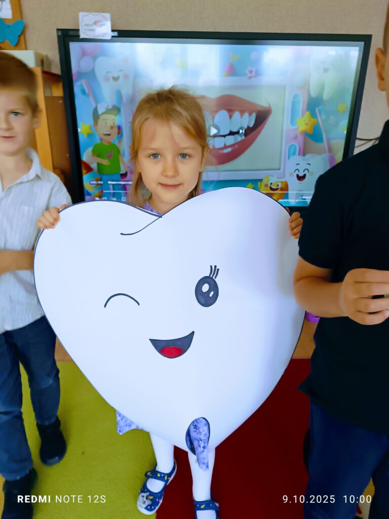 Motylki dbają o zęby, realizując projekt pt. "Przedszkole Promujące Zdrowie".