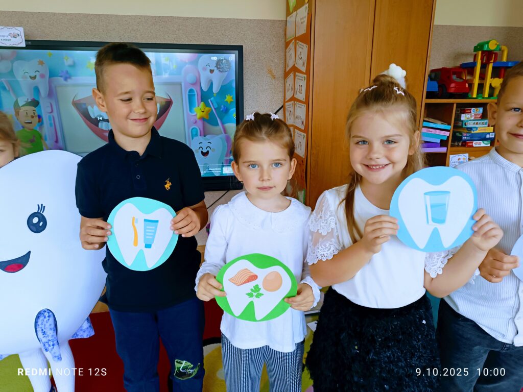 Motylki dbają o zęby, realizując projekt pt. "Przedszkole Promujące Zdrowie".