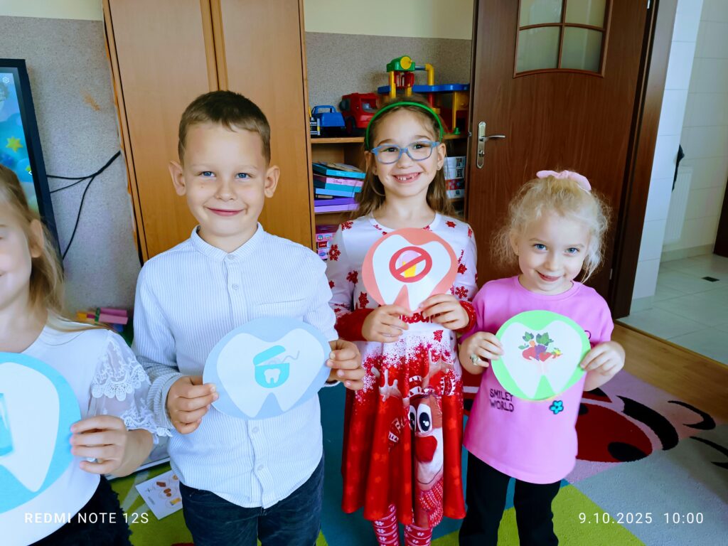 Motylki dbają o zęby, realizując projekt pt. "Przedszkole Promujące Zdrowie".