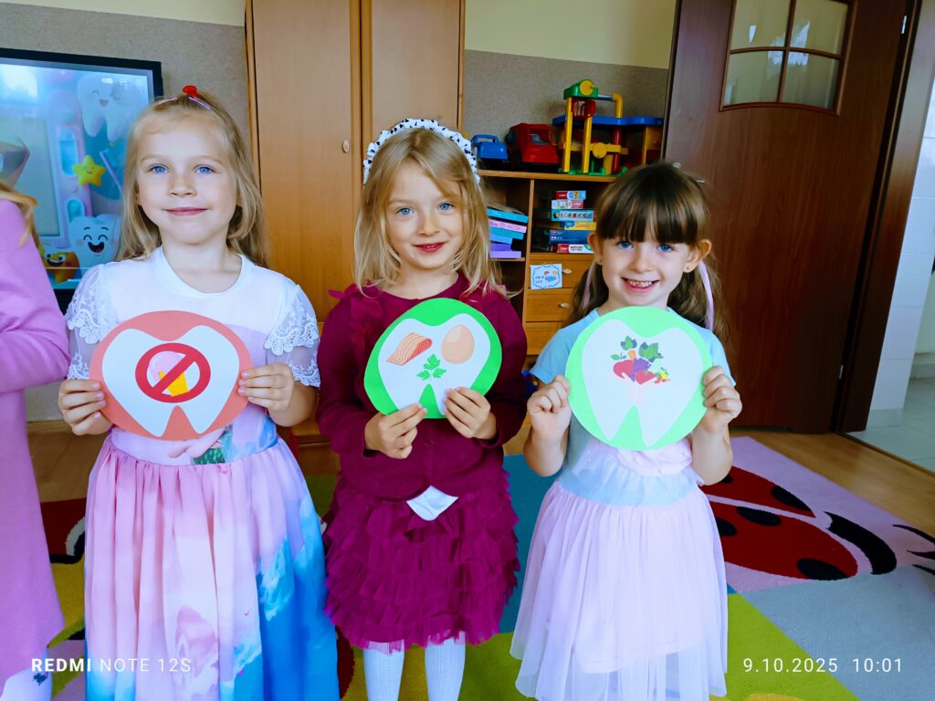 Motylki dbają o zęby, realizując projekt pt. "Przedszkole Promujące Zdrowie".
