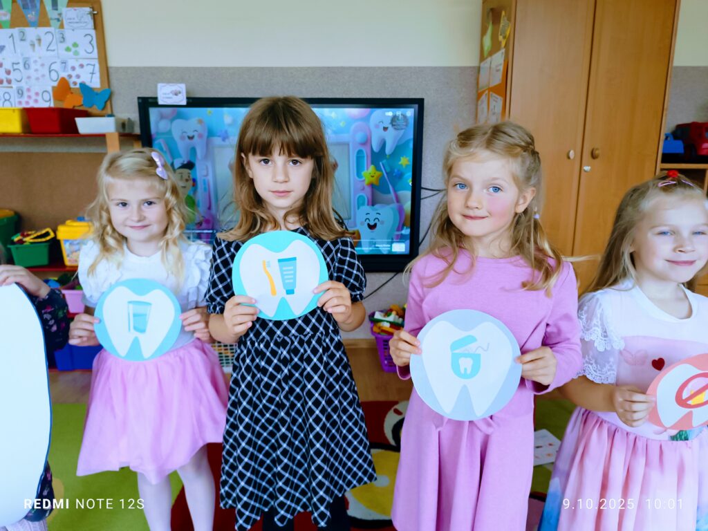 Motylki dbają o zęby, realizując projekt pt. "Przedszkole Promujące Zdrowie".