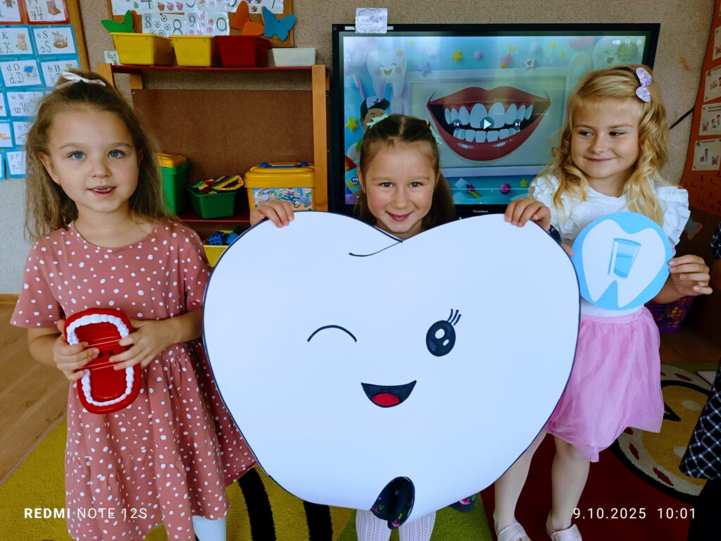 Motylki dbają o zęby, realizując projekt pt. "Przedszkole Promujące Zdrowie".