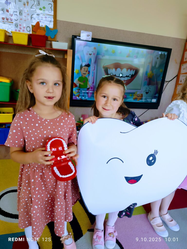 Motylki dbają o zęby, realizując projekt pt. "Przedszkole Promujące Zdrowie".