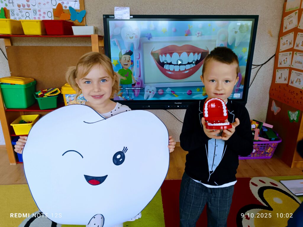 Motylki dbają o zęby, realizując projekt pt. "Przedszkole Promujące Zdrowie".