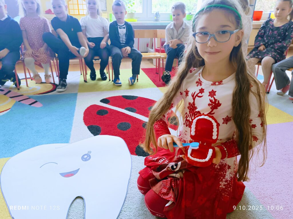 Motylki dbają o zęby, realizując projekt pt. "Przedszkole Promujące Zdrowie".