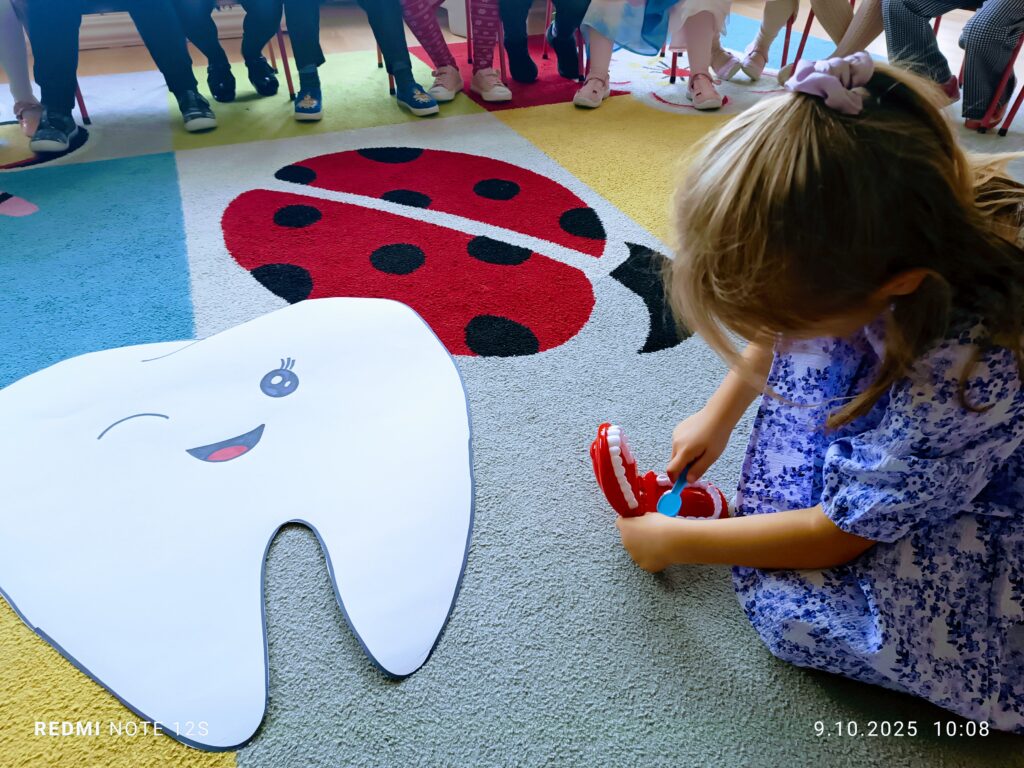 Motylki dbają o zęby, realizując projekt pt. "Przedszkole Promujące Zdrowie".