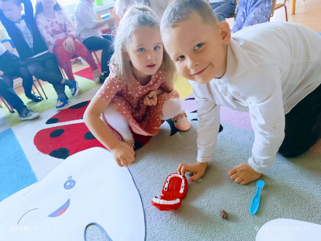 Motylki dbają o zęby, realizując projekt pt. "Przedszkole Promujące Zdrowie".