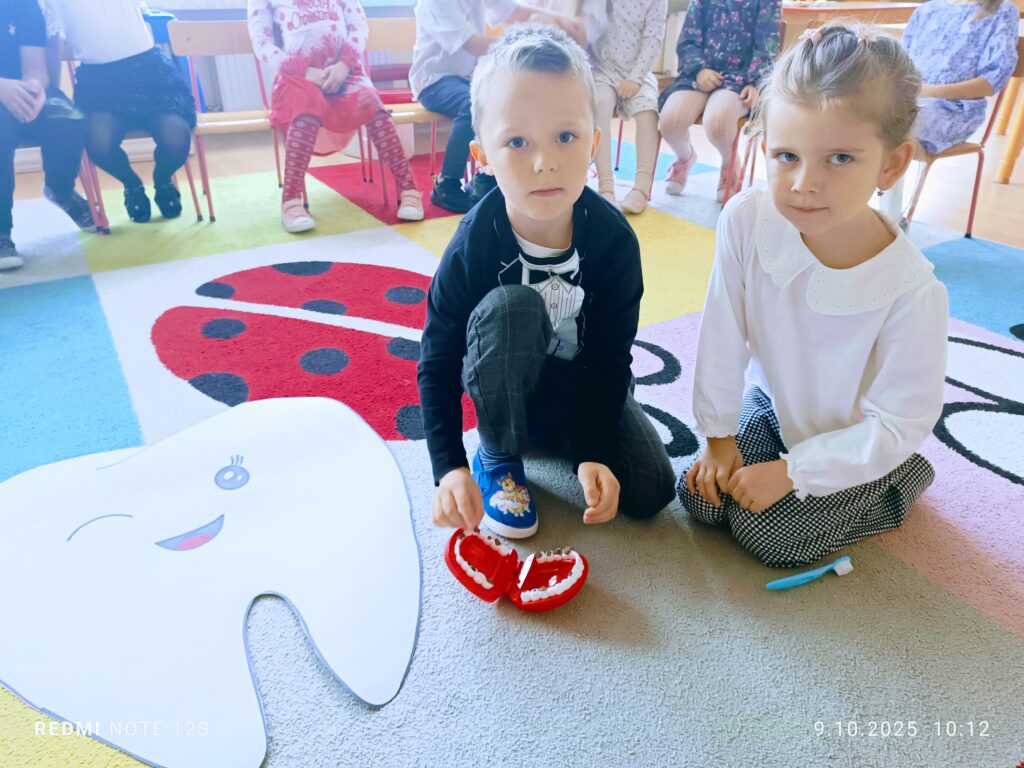 Motylki dbają o zęby, realizując projekt pt. "Przedszkole Promujące Zdrowie".