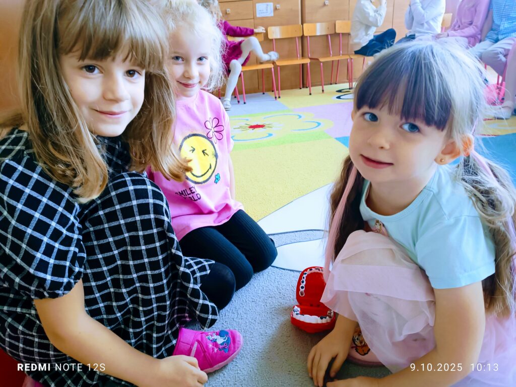 Motylki dbają o zęby, realizując projekt pt. "Przedszkole Promujące Zdrowie".