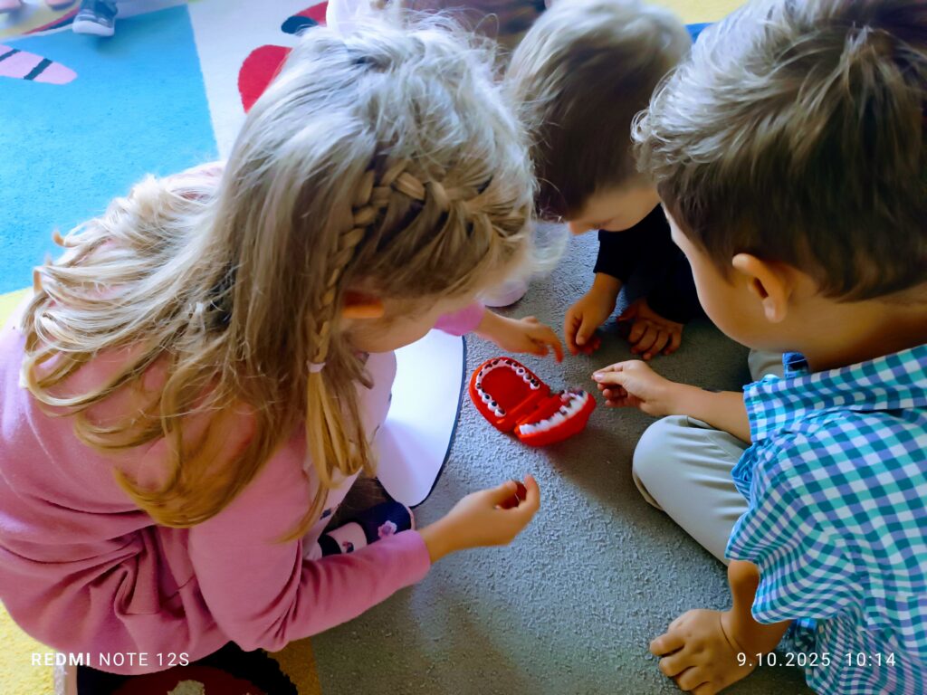 Motylki dbają o zęby, realizując projekt pt. "Przedszkole Promujące Zdrowie".