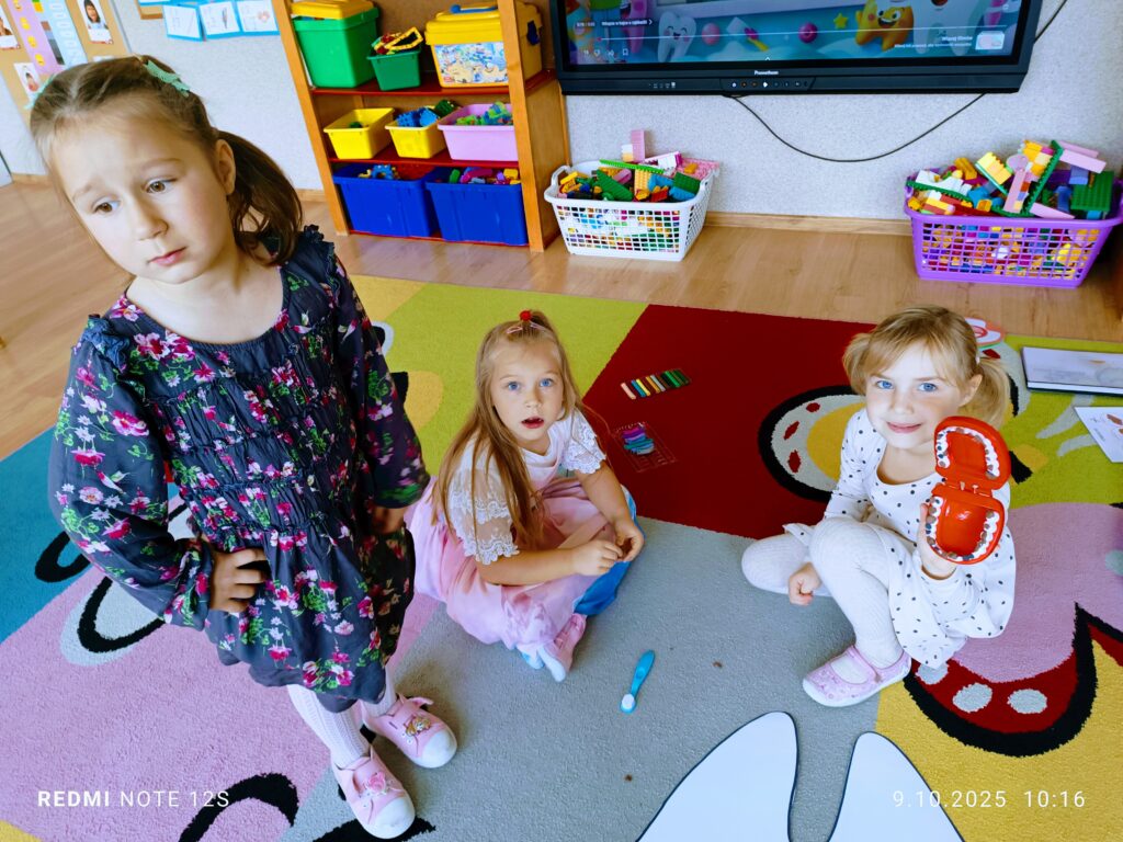 Motylki dbają o zęby, realizując projekt pt. "Przedszkole Promujące Zdrowie".