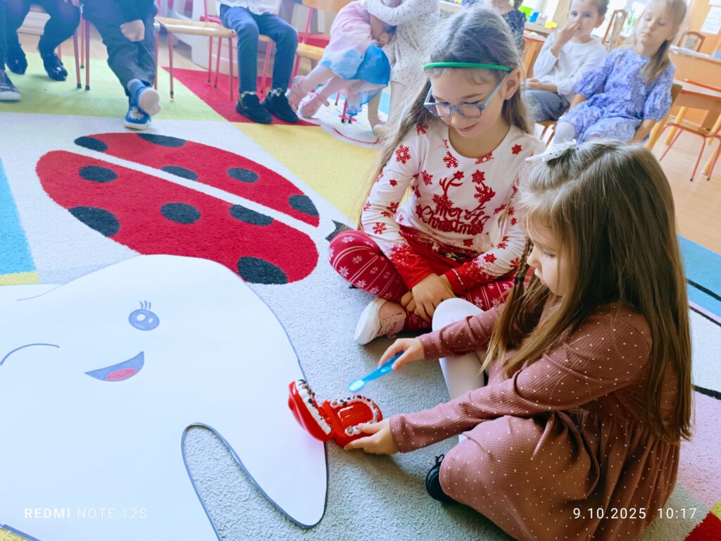 Motylki dbają o zęby, realizując projekt pt. "Przedszkole Promujące Zdrowie".