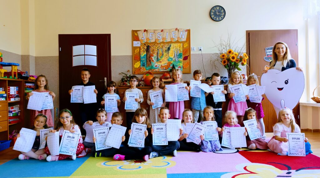 Motylki dbają o zęby, realizując projekt pt. "Przedszkole Promujące Zdrowie".