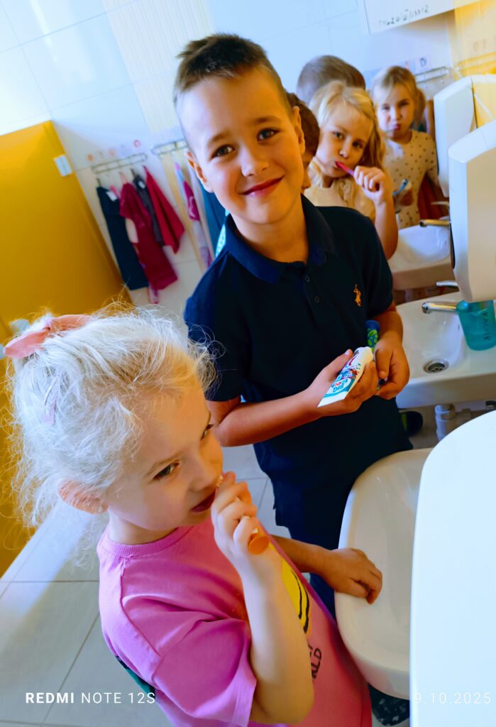 Motylki dbają o zęby, realizując projekt pt. "Przedszkole Promujące Zdrowie".