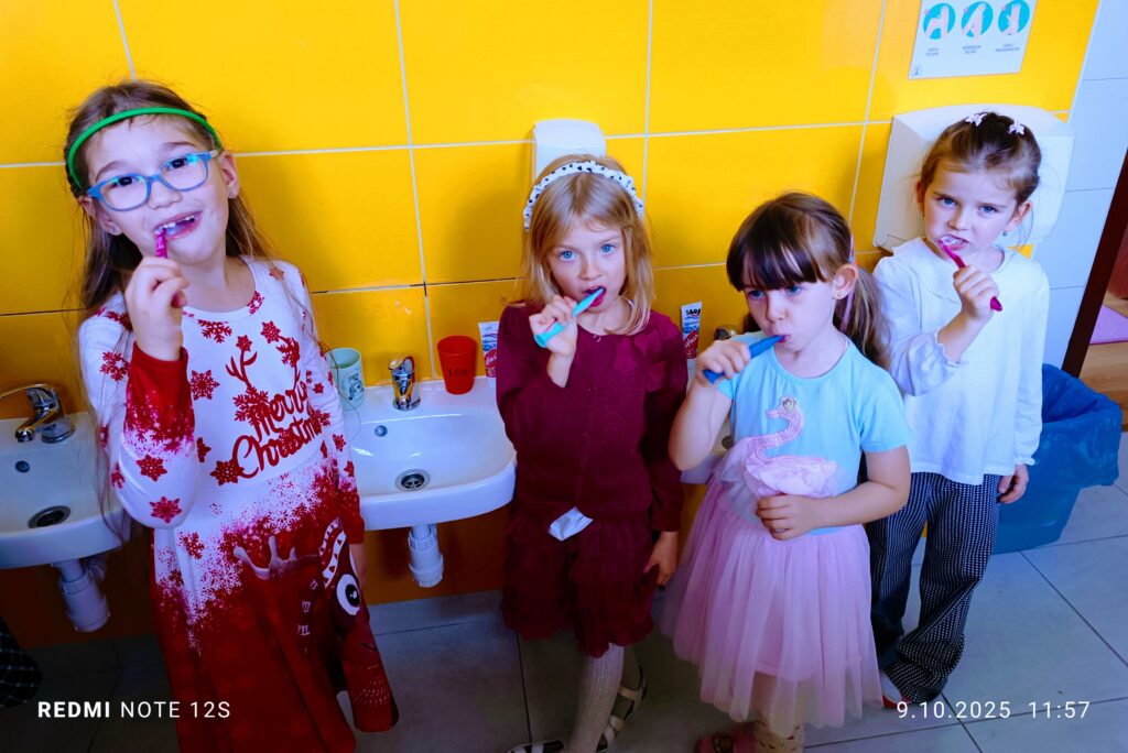 Motylki dbają o zęby, realizując projekt pt. "Przedszkole Promujące Zdrowie".