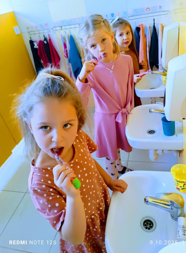 Motylki dbają o zęby, realizując projekt pt. "Przedszkole Promujące Zdrowie".