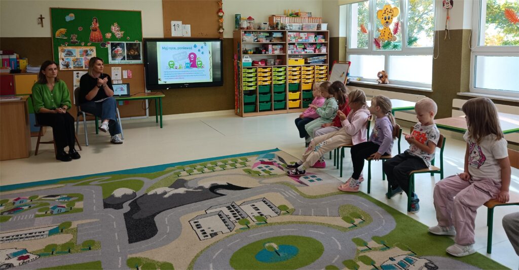 SPOTKANIE Z PANIAMI Z SANEPIDU- GRUPA TYGRYSKI 