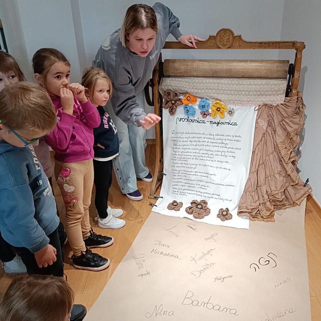 TYGRYSKI NA WYSTAWIE A. TUSIEŃ W BUSKIEJ GALERII SZTUKI