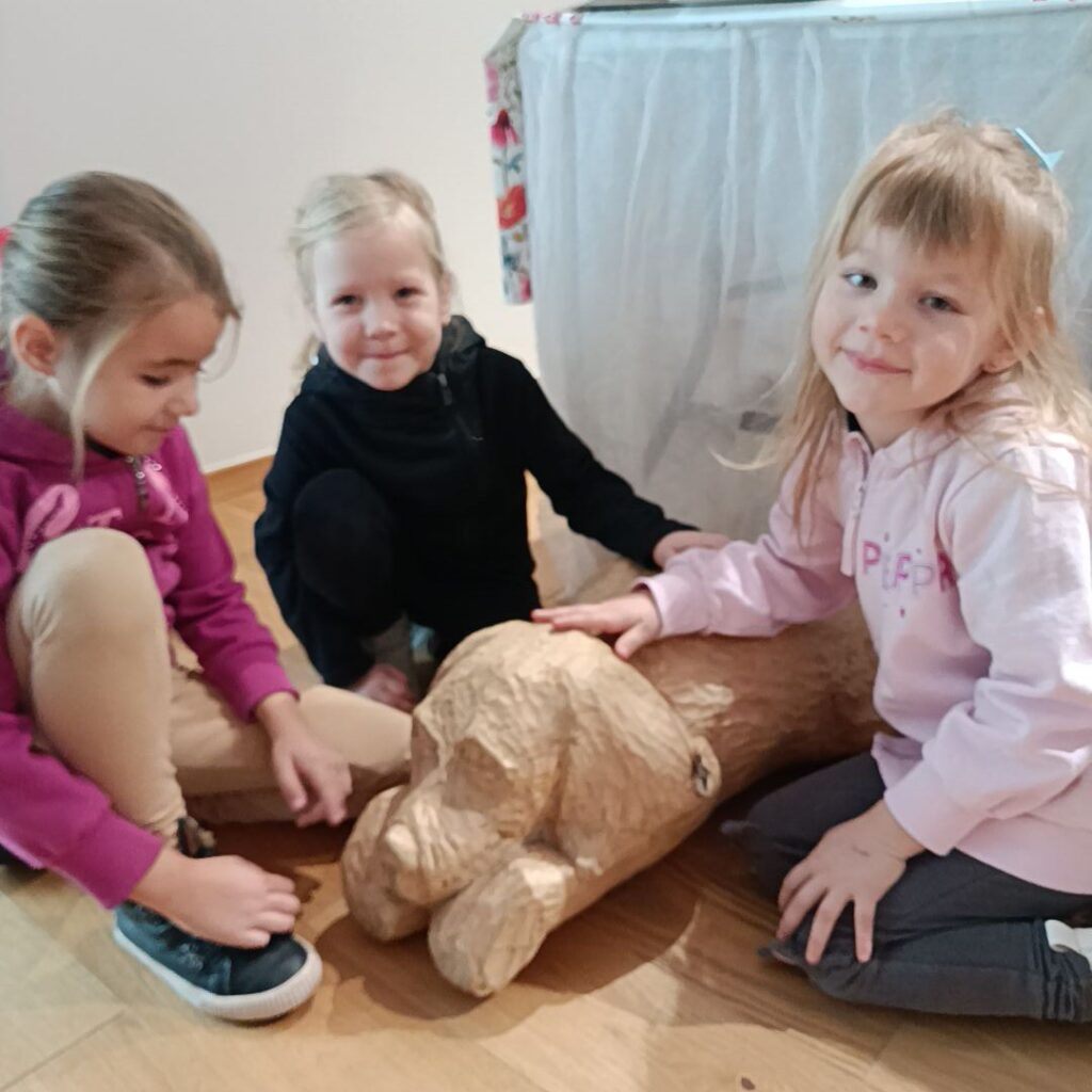 TYGRYSKI NA WYSTAWIE A. TUSIEŃ W BUSKIEJ GALERII SZTUKI