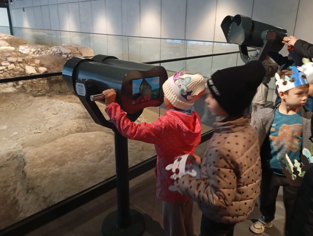 Wycieczka grupy "Pszczółki" do Muzeum w Wiślicy.