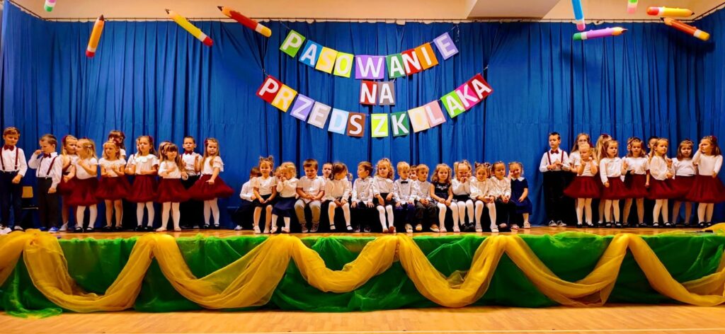 "Motylki" powitały "Misie" na Pasowaniu Na Przedszkolaka. Było bardzo uroczyście.