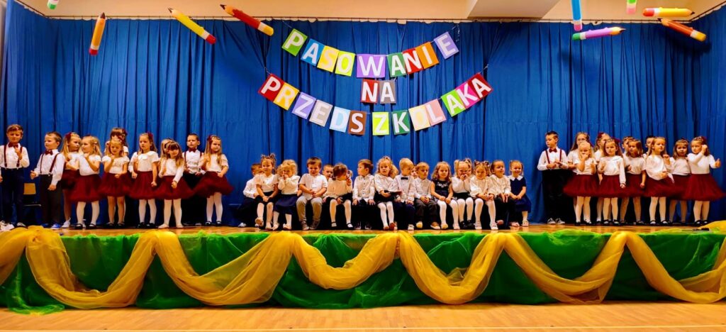 "Motylki" powitały "Misie" na Pasowaniu Na Przedszkolaka. Było bardzo uroczyście.