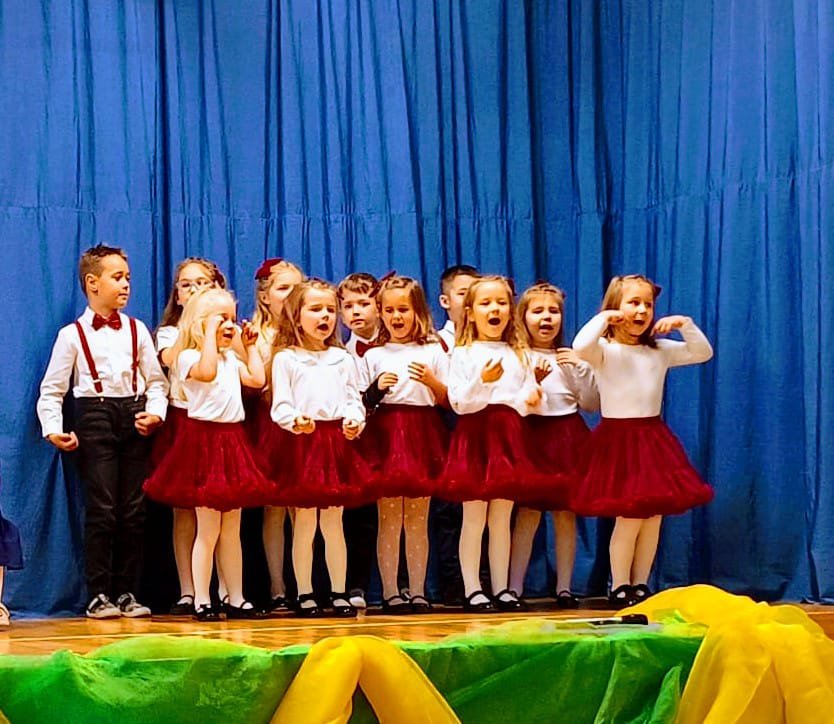 "Motylki" powitały "Misie" na Pasowaniu Na Przedszkolaka. Było bardzo uroczyście.