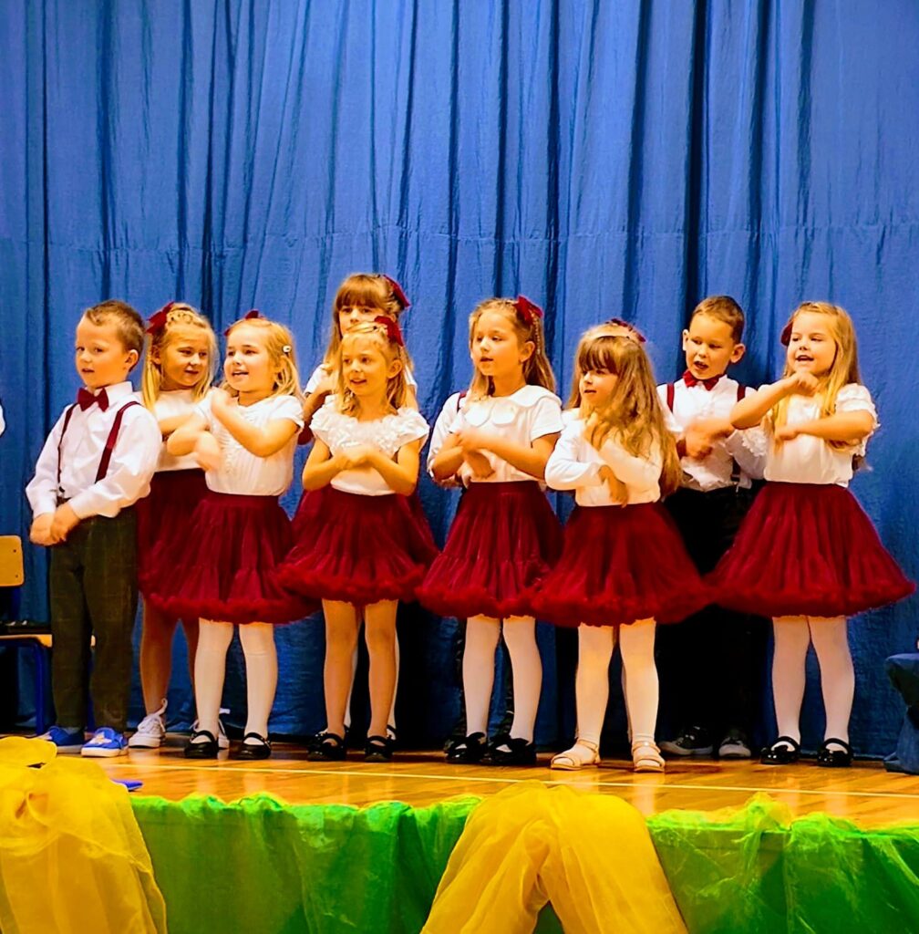 "Motylki" powitały "Misie" na Pasowaniu Na Przedszkolaka. Było bardzo uroczyście.