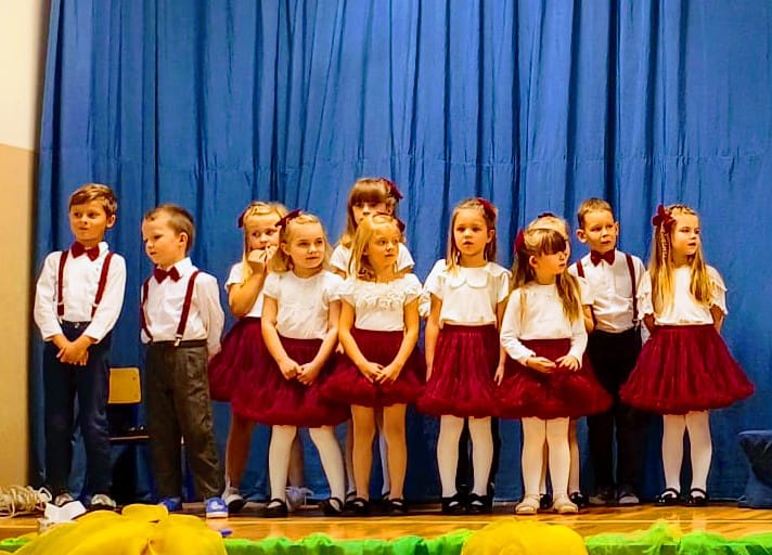 "Motylki" powitały "Misie" na Pasowaniu Na Przedszkolaka. Było bardzo uroczyście.