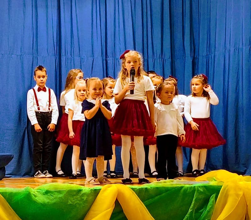 "Motylki" powitały "Misie" na Pasowaniu Na Przedszkolaka. Było bardzo uroczyście.