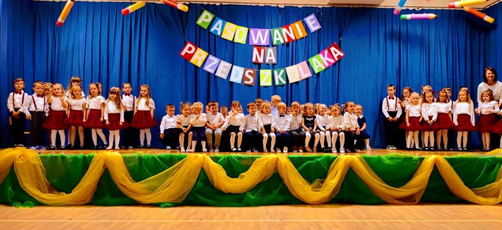 "Motylki" powitały "Misie" na Pasowaniu Na Przedszkolaka. Było bardzo uroczyście.