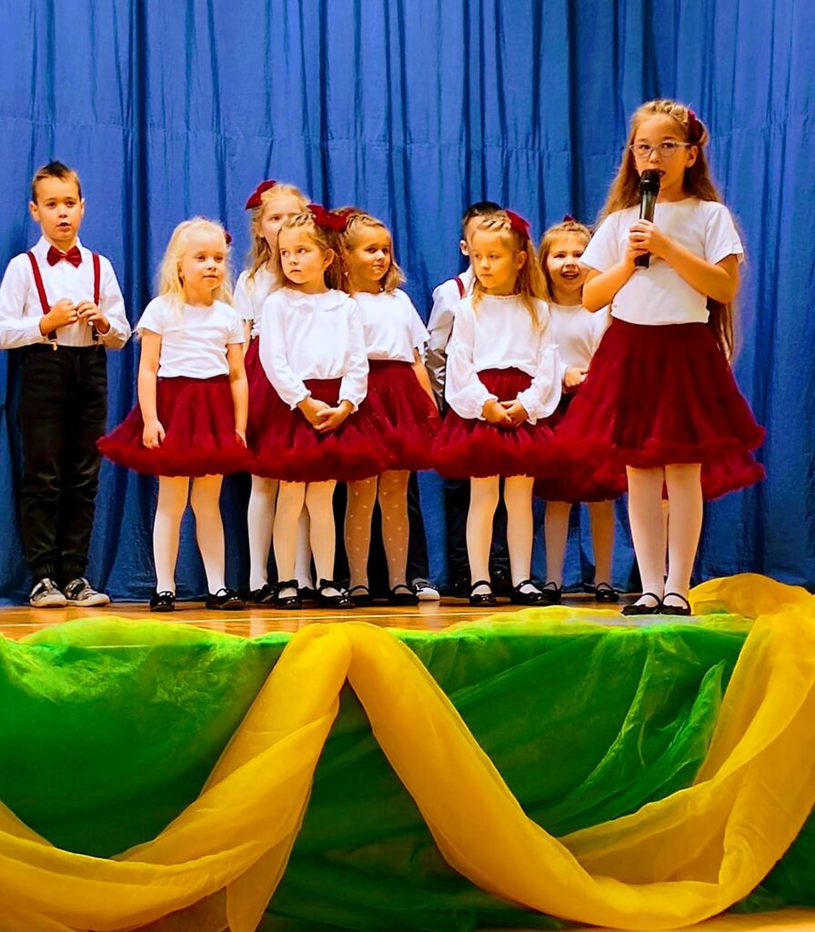 "Motylki" powitały "Misie" na Pasowaniu Na Przedszkolaka. Było bardzo uroczyście.