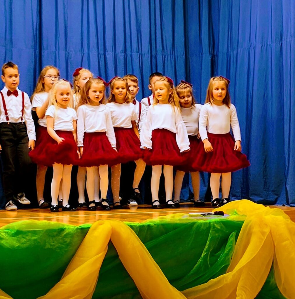 "Motylki" powitały "Misie" na Pasowaniu Na Przedszkolaka. Było bardzo uroczyście.