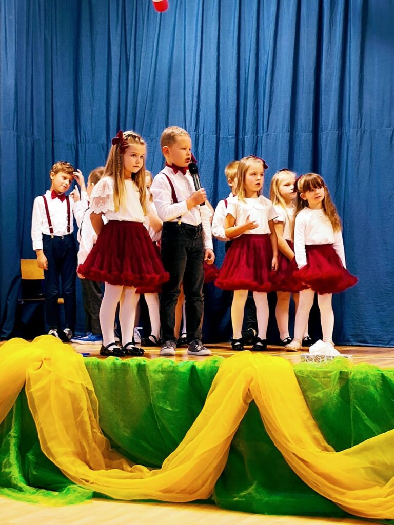 "Motylki" powitały "Misie" na Pasowaniu Na Przedszkolaka. Było bardzo uroczyście.