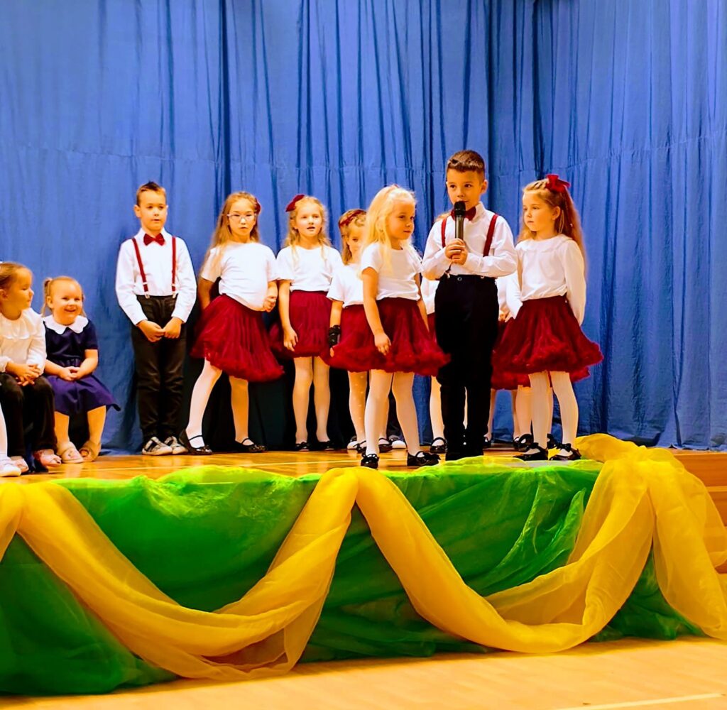 "Motylki" powitały "Misie" na Pasowaniu Na Przedszkolaka. Było bardzo uroczyście.